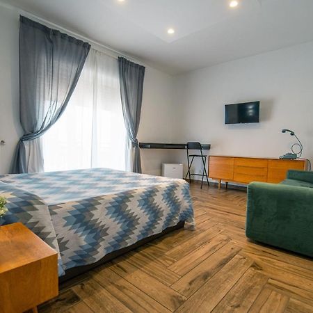 Hub Ferroviario - 12 Posti Letto Per Il Tuo Gruppo A Napoli Con Wifi E Netflix Bed & Breakfast Exterior photo