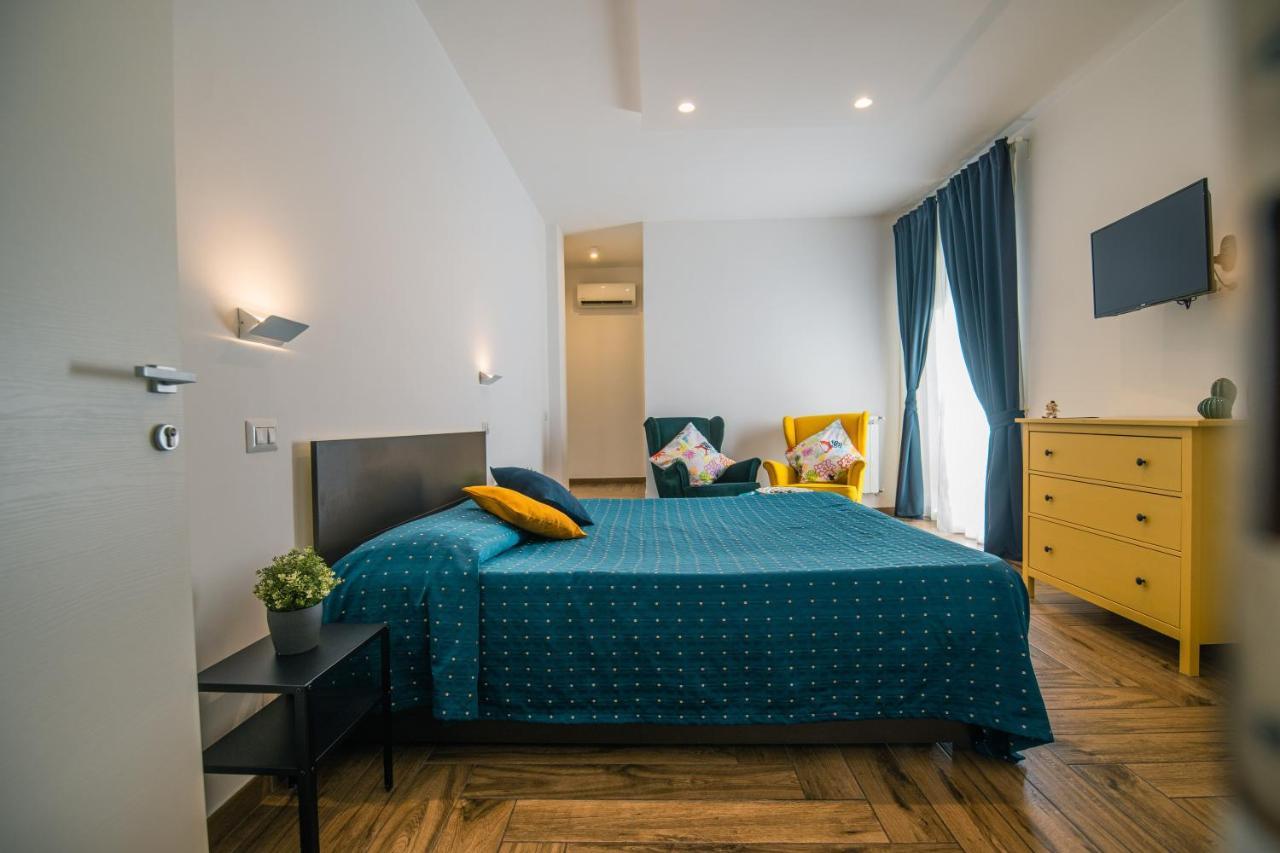 Hub Ferroviario - 12 Posti Letto Per Il Tuo Gruppo A Napoli Con Wifi E Netflix Bed & Breakfast Exterior photo