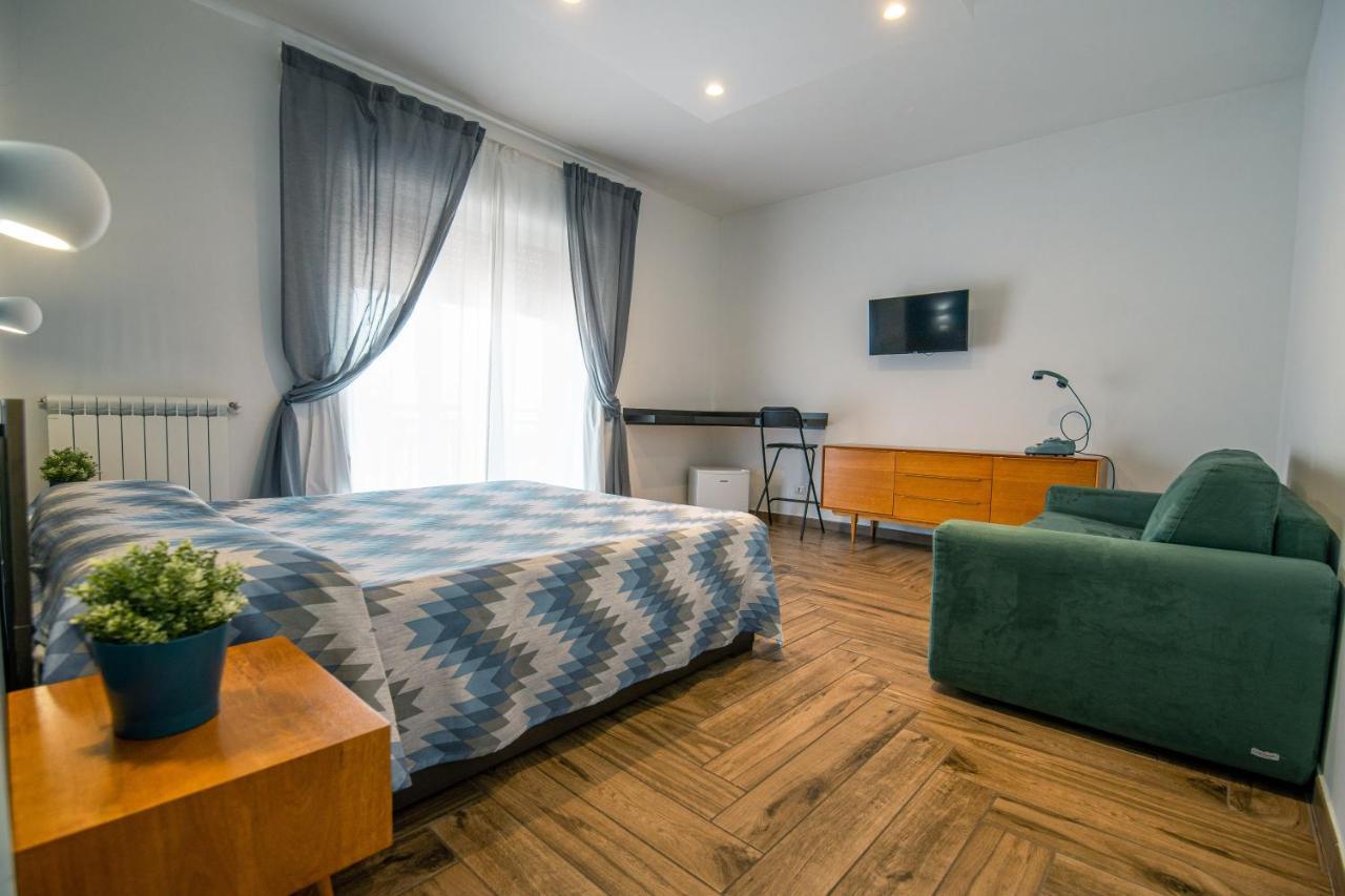 Hub Ferroviario - 12 Posti Letto Per Il Tuo Gruppo A Napoli Con Wifi E Netflix Bed & Breakfast Exterior photo