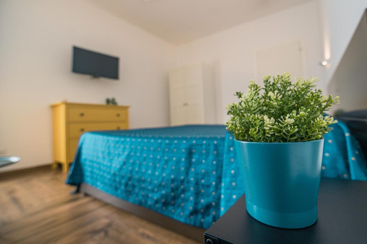 Hub Ferroviario - 12 Posti Letto Per Il Tuo Gruppo A Napoli Con Wifi E Netflix Bed & Breakfast Exterior photo