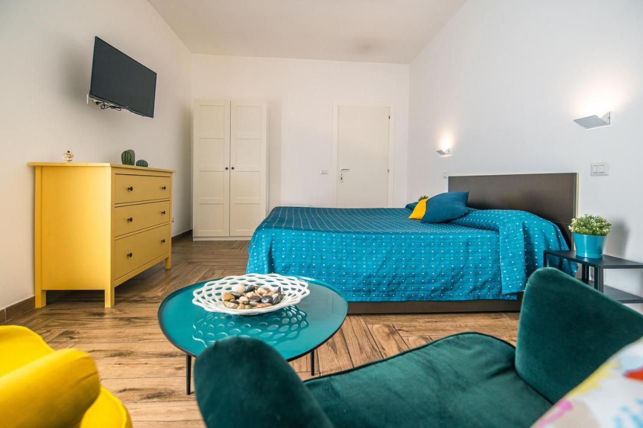 Hub Ferroviario - 12 Posti Letto Per Il Tuo Gruppo A Napoli Con Wifi E Netflix Bed & Breakfast Exterior photo